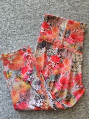 Athleta Coral-Pink Floral Elation Capri Leggings Size LP